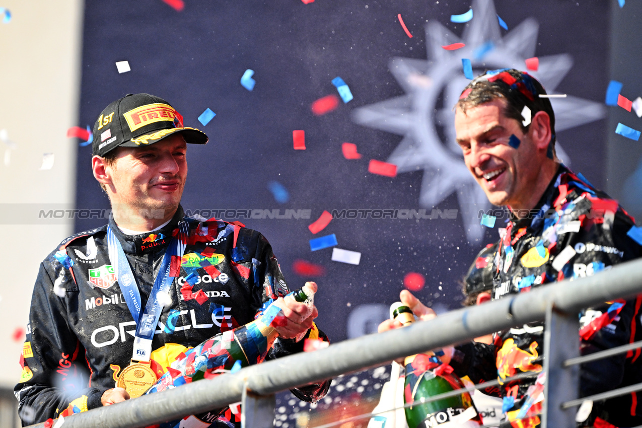 GP USA, (L to R): vincitore Max Verstappen (NLD) Red Bull Racing celebrates on the podium with Chris Gent (GBR) Red Bull Racing Chief Mechanic.
19.10.2025. Formula 1 World Championship, Rd 19, United States Grand Prix, Austin, Texas, USA, Gara Day.
- www.xpbimages.com, EMail: requests@xpbimages.com © Copyright: Price / XPB Images
