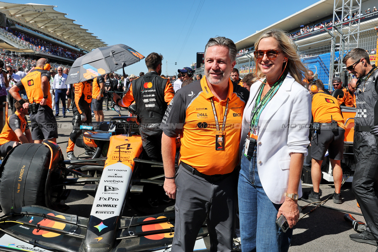 GP USA, Zak Brown (USA) McLaren Executive Director with a guest on the grid.
19.10.2025. Formula 1 World Championship, Rd 19, United States Grand Prix, Austin, Texas, USA, Gara Day.
- www.xpbimages.com, EMail: requests@xpbimages.com © Copyright: Moy / XPB Images