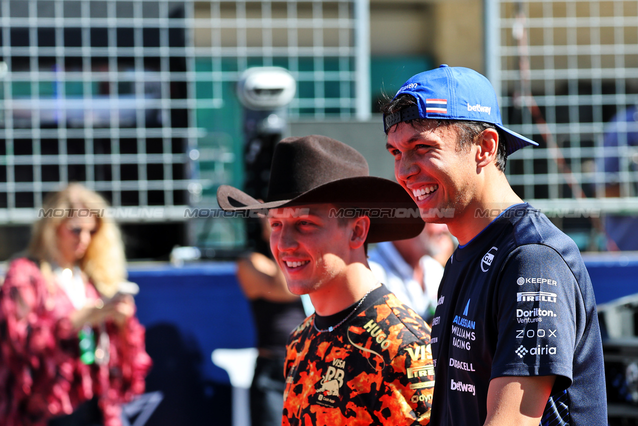 GP USA, Alexander Albon (THA) Atlassian Williams Racing e Liam Lawson (NZL) Racing Bulls on the drivers' parade.
19.10.2025. Formula 1 World Championship, Rd 19, United States Grand Prix, Austin, Texas, USA, Gara Day.
- www.xpbimages.com, EMail: requests@xpbimages.com © Copyright: Charniaux / XPB Images