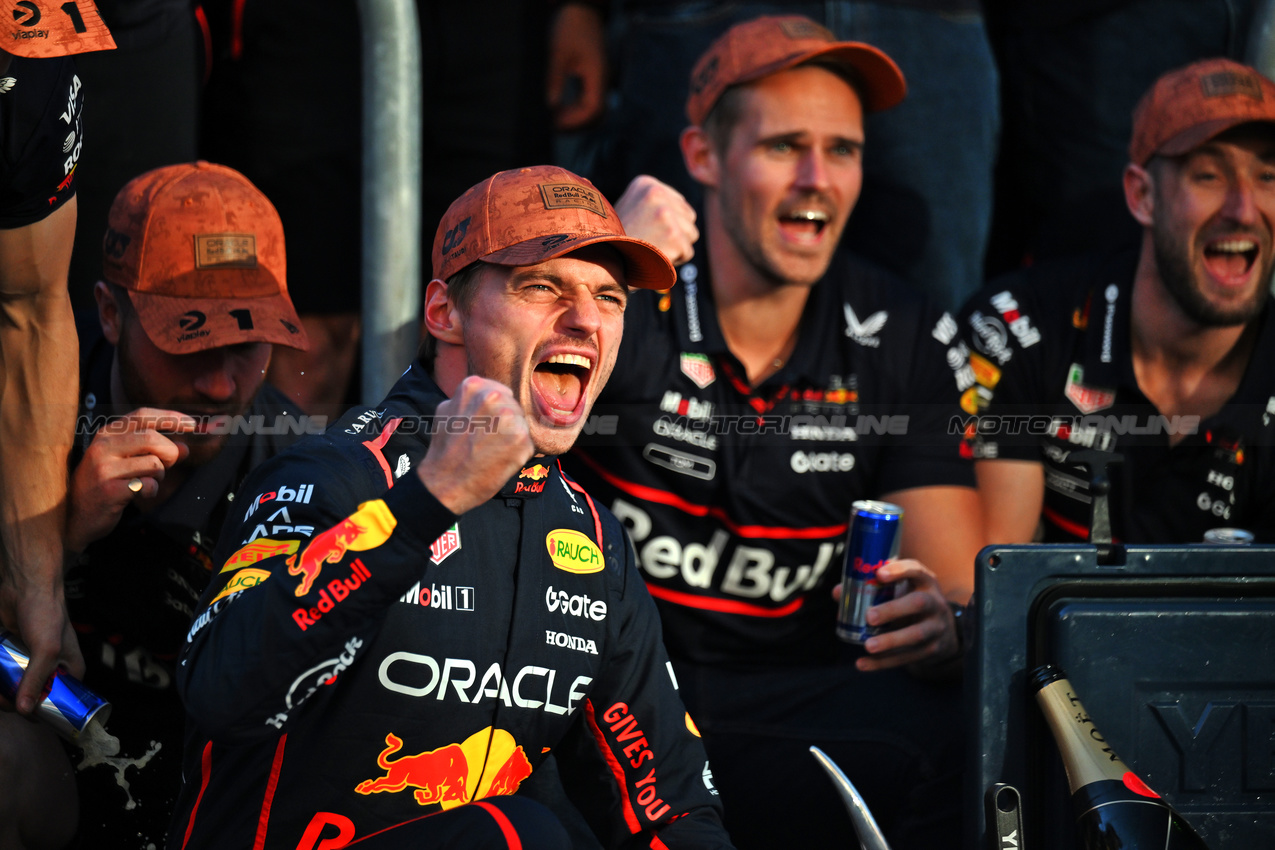 GP USA, Gara winner Max Verstappen (NLD) Red Bull Racing celebrates with the team.
19.10.2025. Formula 1 World Championship, Rd 19, United States Grand Prix, Austin, Texas, USA, Gara Day.
- www.xpbimages.com, EMail: requests@xpbimages.com © Copyright: Price / XPB Images