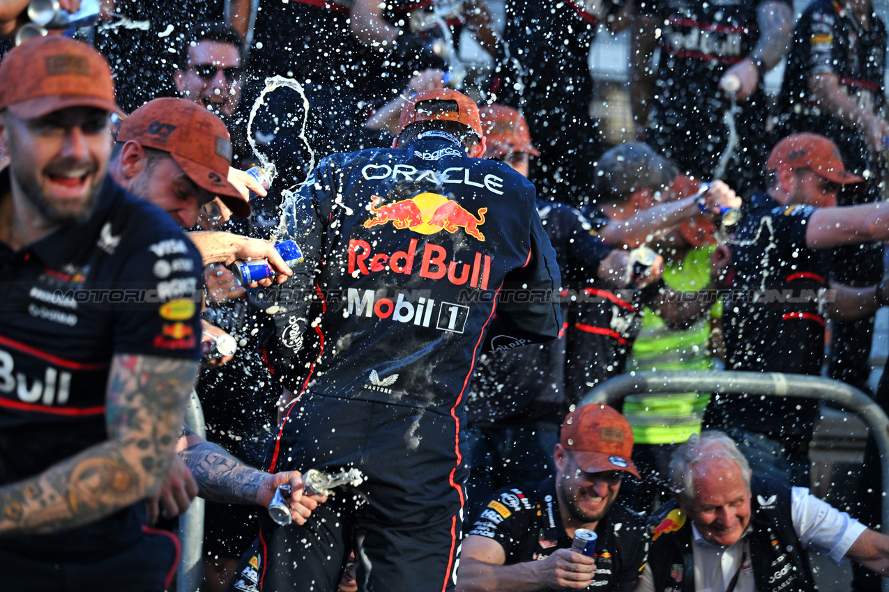 GP USA, Gara winner Max Verstappen (NLD) Red Bull Racing celebrates with the team.
19.10.2025. Formula 1 World Championship, Rd 19, United States Grand Prix, Austin, Texas, USA, Gara Day.
- www.xpbimages.com, EMail: requests@xpbimages.com © Copyright: Price / XPB Images