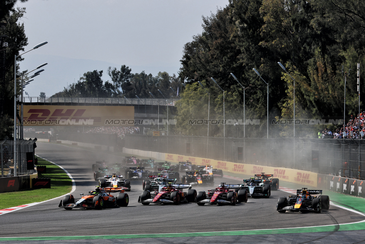 GP USA, (L to R): Lando Norris (GBR) McLaren MCL39; Lewis Hamilton (GBR) Ferrari SF-25; Charles Leclerc (MON) Ferrari SF-25; e Max Verstappen (NLD) Red Bull Racing RB21 at the partenza of the race.
26.10.2025. Formula 1 World Championship, Rd 20, Mexican Grand Prix, Mexico City, Mexico, Gara Day.
- www.xpbimages.com, EMail: requests@xpbimages.com © Copyright: Batchelor / XPB Images
