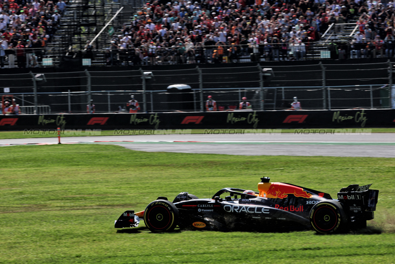 GP USA, Max Verstappen (NLD) Red Bull Racing RB21 runs wide at the partenza of the race.
26.10.2025. Formula 1 World Championship, Rd 20, Mexican Grand Prix, Mexico City, Mexico, Gara Day.
- www.xpbimages.com, EMail: requests@xpbimages.com © Copyright: Batchelor / XPB Images