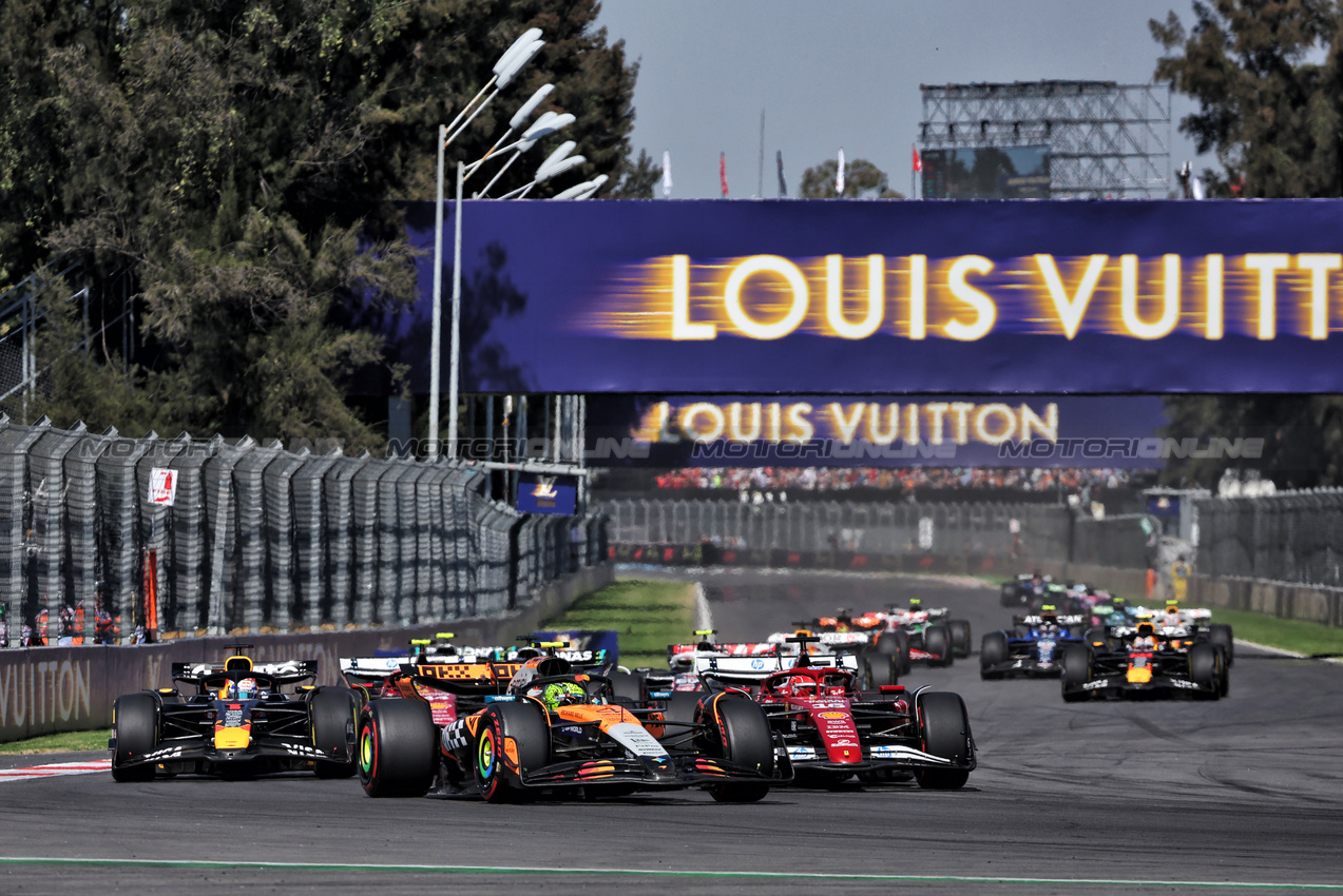 GP USA, Lando Norris (GBR) McLaren MCL39 davanti a at the partenza of the race.

26.10.2025. Formula 1 World Championship, Rd 20, Mexican Grand Prix, Mexico City, Mexico, Gara Day.

- www.xpbimages.com, EMail: requests@xpbimages.com © Copyright: Bearne / XPB Images