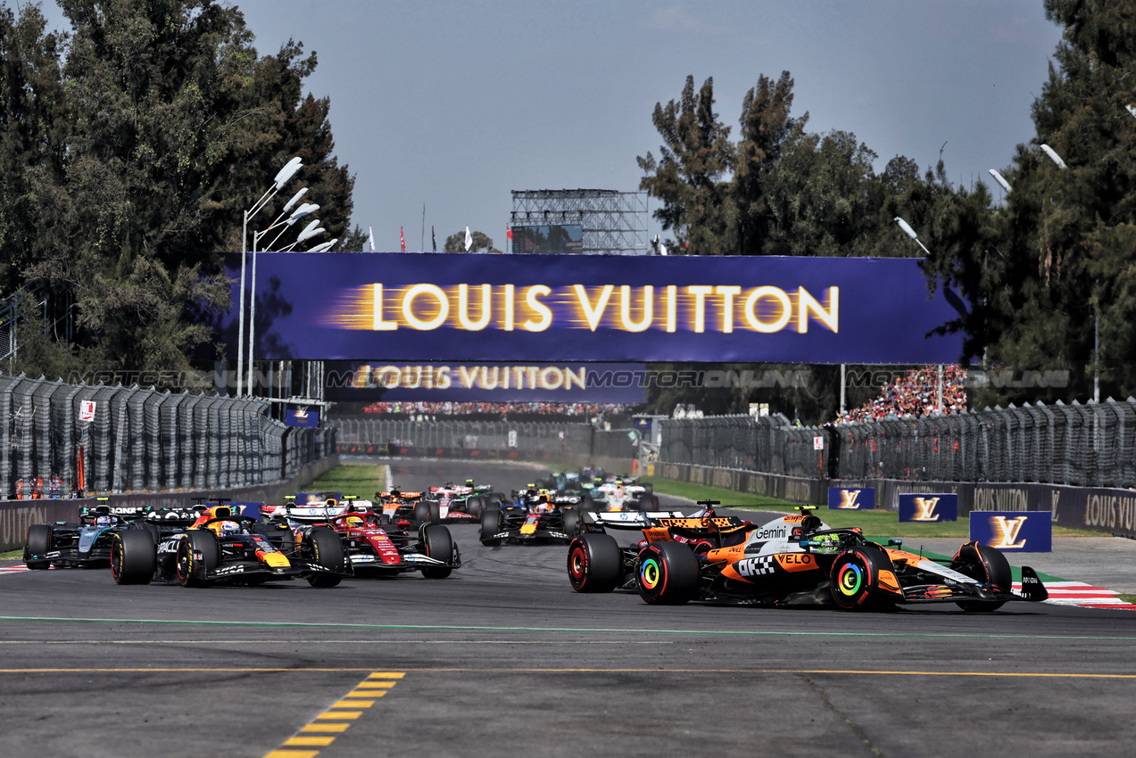 GP USA, Lando Norris (GBR) McLaren MCL39 davanti a at the partenza of the race.

26.10.2025. Formula 1 World Championship, Rd 20, Mexican Grand Prix, Mexico City, Mexico, Gara Day.

- www.xpbimages.com, EMail: requests@xpbimages.com © Copyright: Bearne / XPB Images