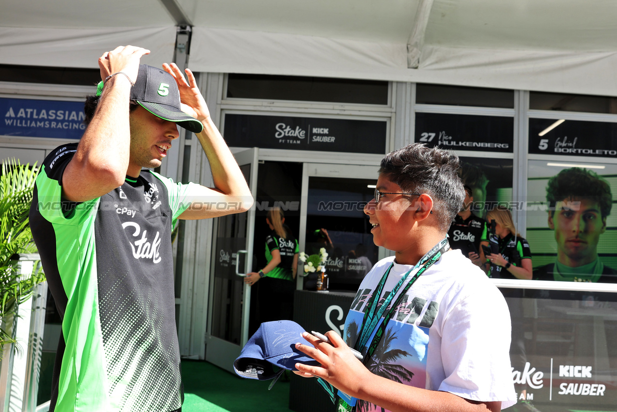 GP USA, Gabriel Bortoleto (BRA) Sauber with a young fan.

19.10.2025. Formula 1 World Championship, Rd 19, United States Grand Prix, Austin, Texas, USA, Gara Day.

- www.xpbimages.com, EMail: requests@xpbimages.com © Copyright: Bearne / XPB Images