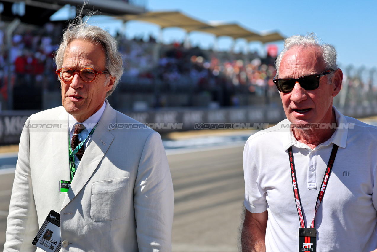 GP USA, (L to R): Charles Gordon-Lennox, Duke of Richmond (GBR) with Greg Maffei (USA) Liberty Media Corporation President e Chief Executive Officer on the grid.
19.10.2025. Formula 1 World Championship, Rd 19, United States Grand Prix, Austin, Texas, USA, Gara Day.
- www.xpbimages.com, EMail: requests@xpbimages.com © Copyright: Batchelor / XPB Images