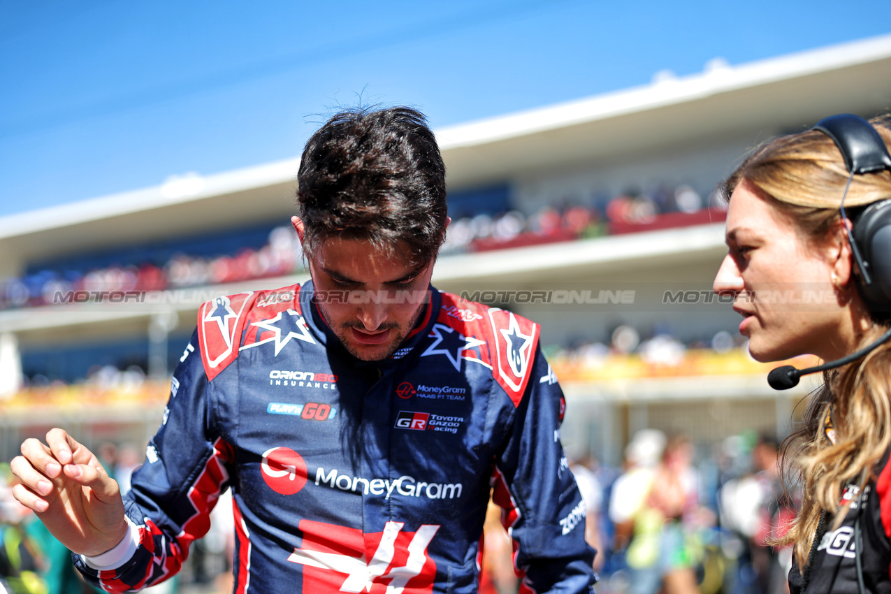 GP USA, (L to R): Esteban Ocon (FRA) Haas F1 Team with Laura Mueller (GER) Haas F1 Team Gara Engineer on the grid.

19.10.2025. Formula 1 World Championship, Rd 19, United States Grand Prix, Austin, Texas, USA, Gara Day.

- www.xpbimages.com, EMail: requests@xpbimages.com © Copyright: Charniaux / XPB Images