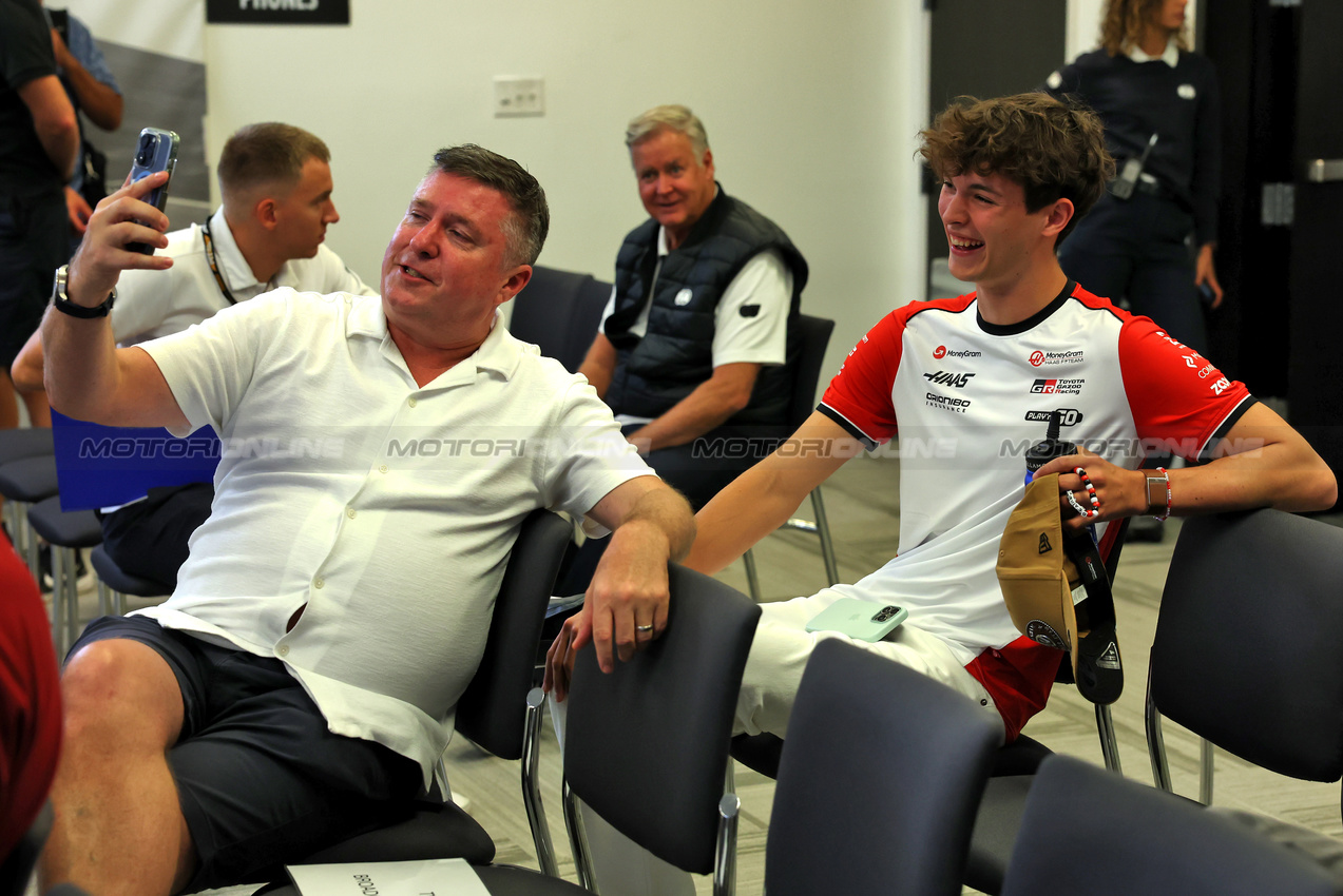 GP USA, (L to R): David Croft (GBR) Sky Sports F1 Commentator with Oliver Bearman (GBR) Haas F1 Team in the FIA Press Conference.

16.10.2025. Formula 1 World Championship, Rd 19, United States Grand Prix, Austin, Texas, USA, Preparation Day.

 - www.xpbimages.com, EMail: requests@xpbimages.com © Copyright: Rew / XPB Images
