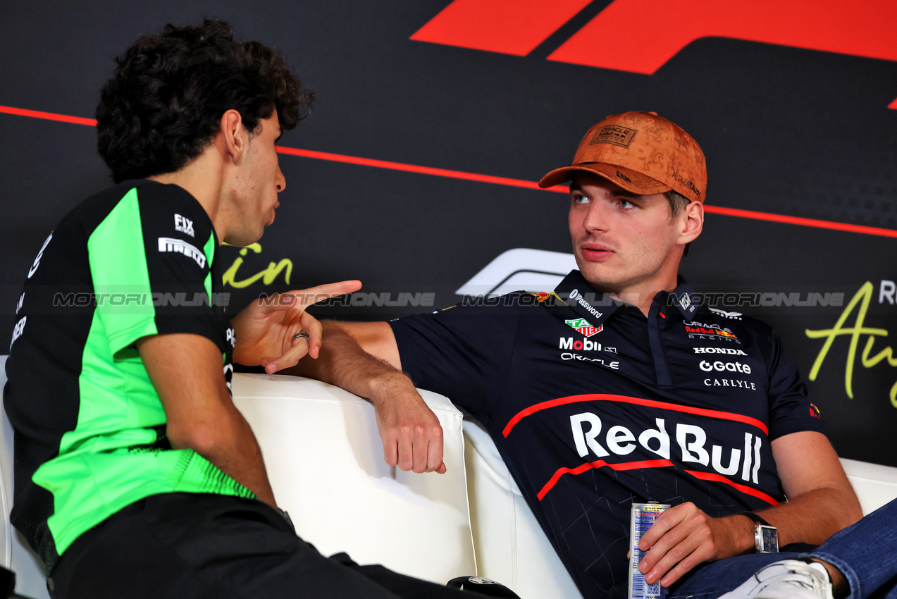 GP USA, (L to R): Gabriel Bortoleto (BRA) Sauber e Max Verstappen (NLD) Red Bull Racing in the FIA Press Conference.

16.10.2025. Formula 1 World Championship, Rd 19, United States Grand Prix, Austin, Texas, USA, Preparation Day.

 - www.xpbimages.com, EMail: requests@xpbimages.com © Copyright: Rew / XPB Images