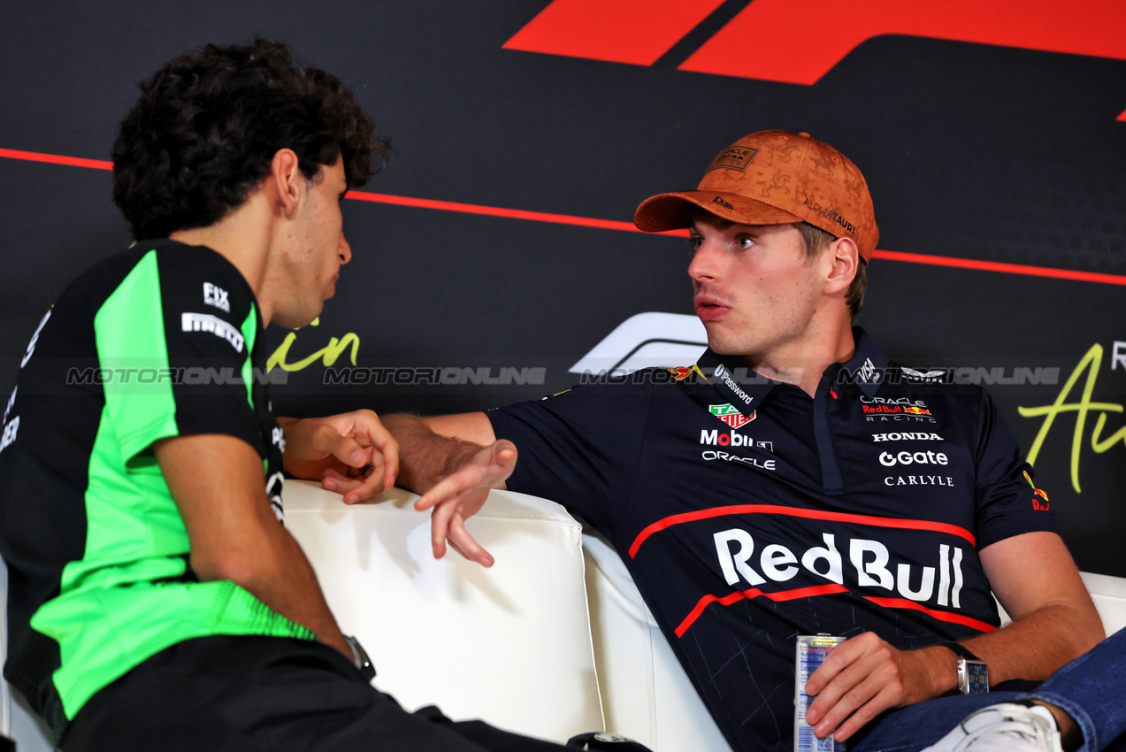 GP USA, (L to R): Gabriel Bortoleto (BRA) Sauber e Max Verstappen (NLD) Red Bull Racing in the FIA Press Conference.
16.10.2025. Formula 1 World Championship, Rd 19, United States Grand Prix, Austin, Texas, USA, Preparation Day.
- www.xpbimages.com, EMail: requests@xpbimages.com © Copyright: Rew / XPB Images