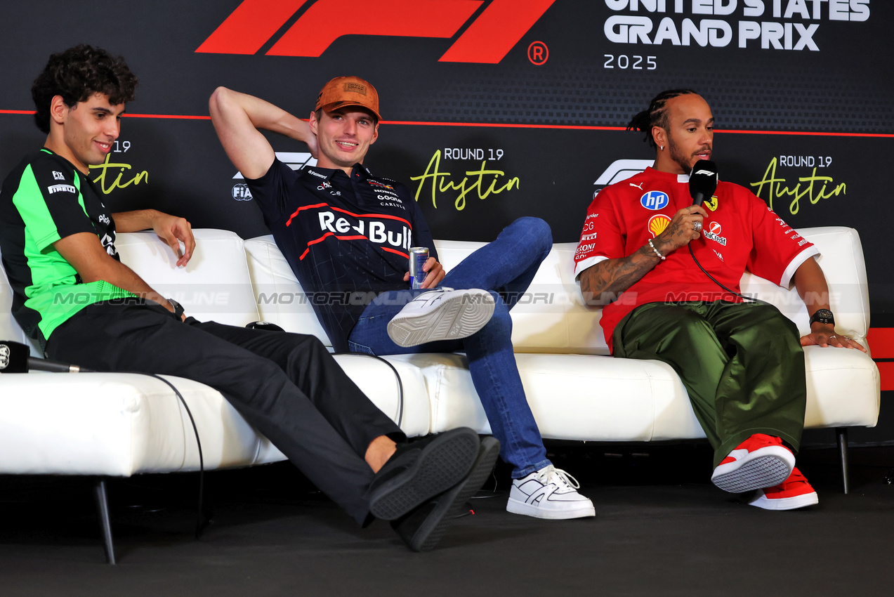 GP USA, (L to R): Gabriel Bortoleto (BRA) Sauber; Max Verstappen (NLD) Red Bull Racing; e Lewis Hamilton (GBR) Ferrari, in the FIA Press Conference.
16.10.2025. Formula 1 World Championship, Rd 19, United States Grand Prix, Austin, Texas, USA, Preparation Day.
- www.xpbimages.com, EMail: requests@xpbimages.com © Copyright: Rew / XPB Images
