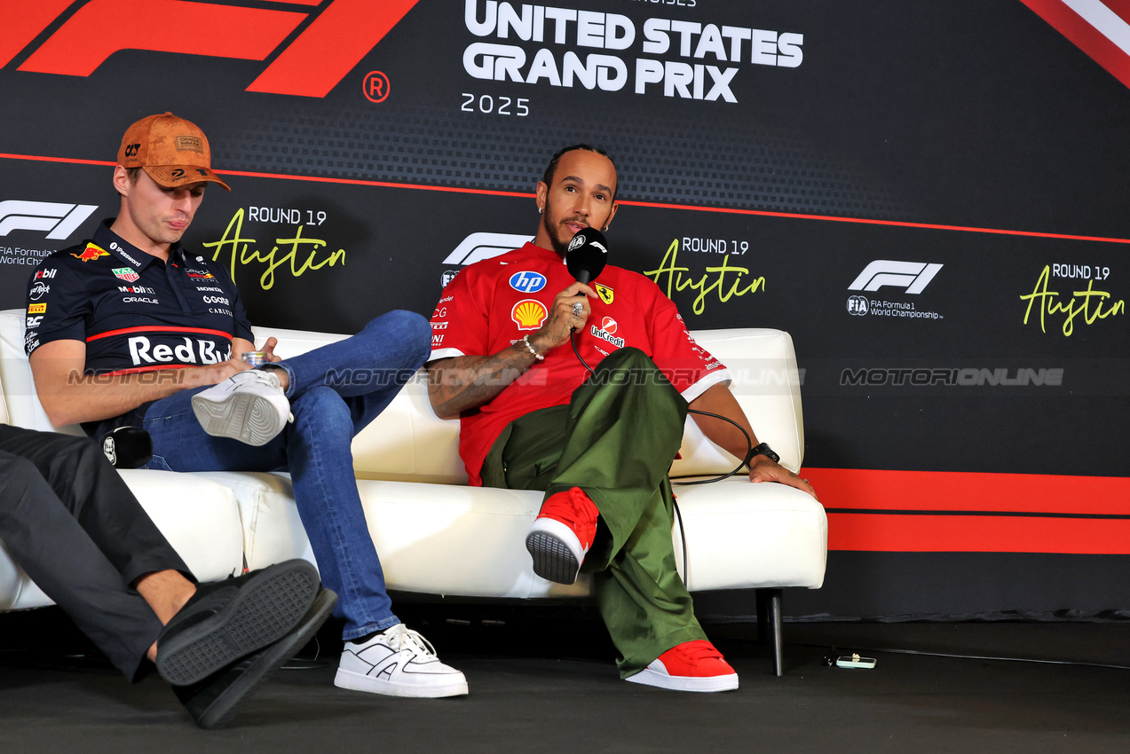 GP USA, (L to R): Max Verstappen (NLD) Red Bull Racing e Lewis Hamilton (GBR) Ferrari in the FIA Press Conference.

16.10.2025. Formula 1 World Championship, Rd 19, United States Grand Prix, Austin, Texas, USA, Preparation Day.

 - www.xpbimages.com, EMail: requests@xpbimages.com © Copyright: Rew / XPB Images
