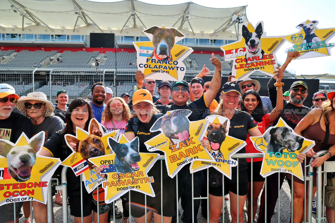 GP USA, Circuit Atmosfera - Fans with Dogs of F1 banners in the pits.

16.10.2025. Formula 1 World Championship, Rd 19, United States Grand Prix, Austin, Texas, USA, Preparation Day.

- www.xpbimages.com, EMail: requests@xpbimages.com © Copyright: Batchelor / XPB Images