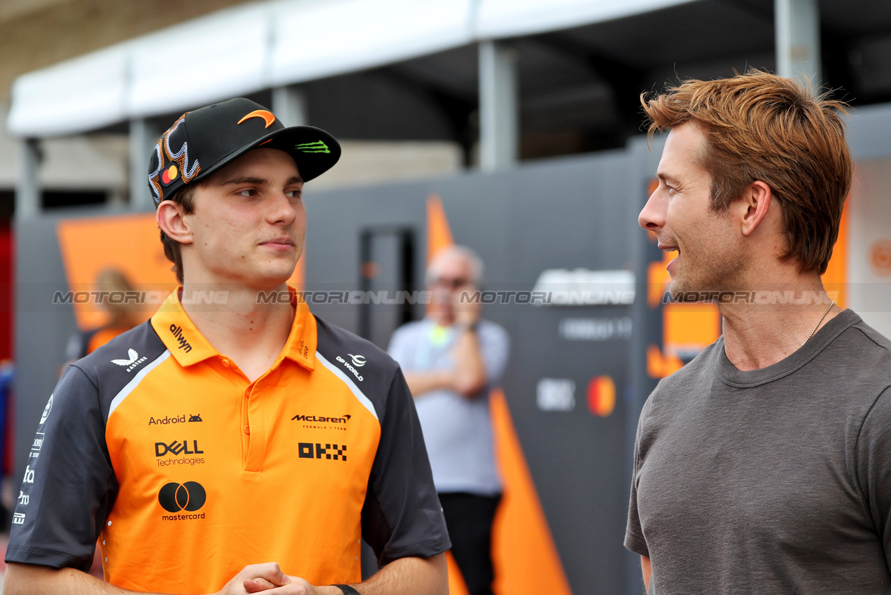 GP USA, (L to R): Oscar Piastri (AUS) McLaren with Glen Powell (USA) Actor.

16.10.2025. Formula 1 World Championship, Rd 19, United States Grand Prix, Austin, Texas, USA, Preparation Day.

 - www.xpbimages.com, EMail: requests@xpbimages.com © Copyright: Rew / XPB Images