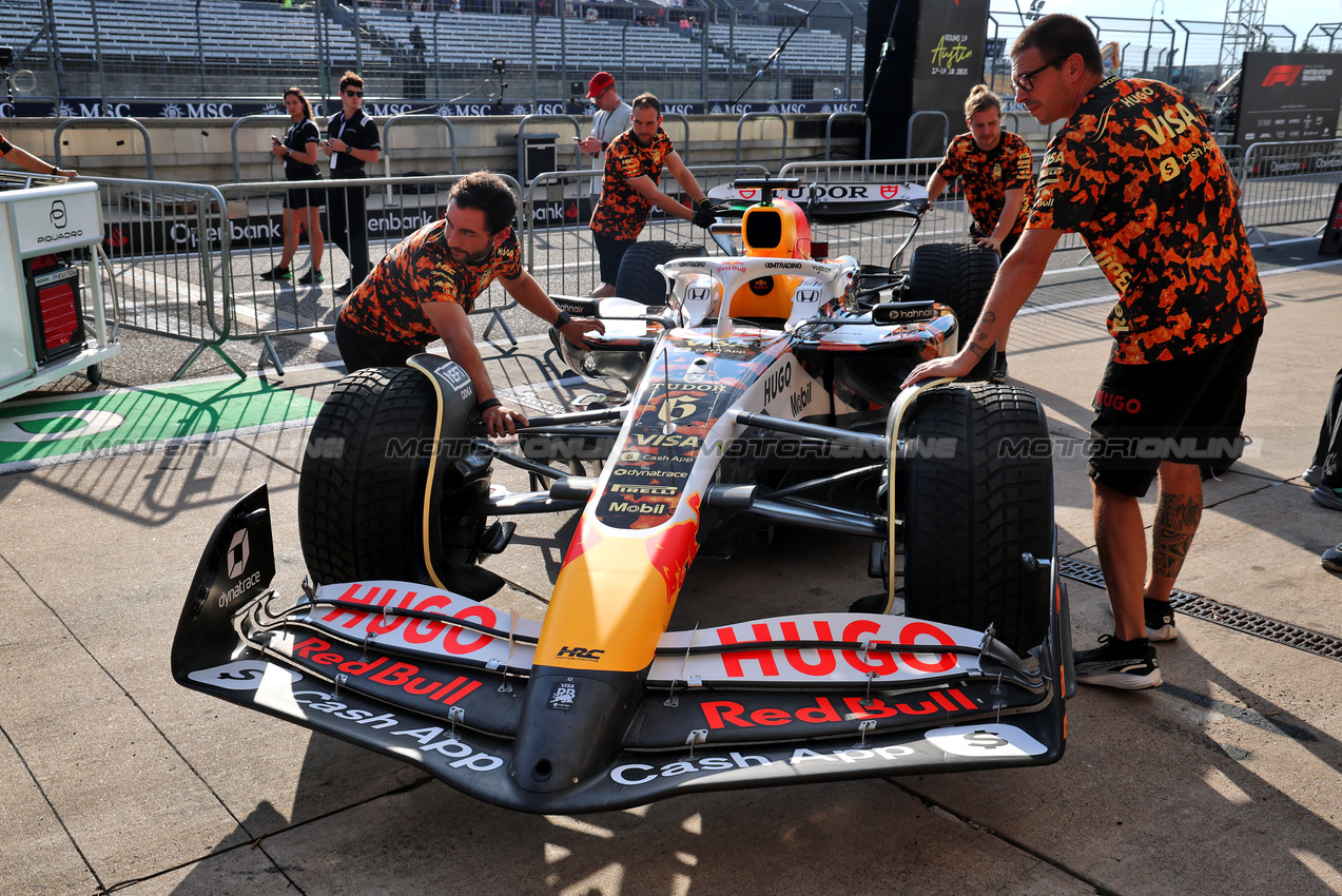 GP USA, Racing Bulls VCARB 02 in the pits.

16.10.2025. Formula 1 World Championship, Rd 19, United States Grand Prix, Austin, Texas, USA, Preparation Day.

- www.xpbimages.com, EMail: requests@xpbimages.com © Copyright: Batchelor / XPB Images