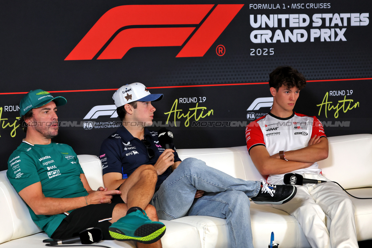 GP USA, (L to R): Fernando Alonso (ESP) Aston Martin F1 Team; Franco Colapinto (ARG) Alpine F1 Team; e Oliver Bearman (GBR) Haas F1 Team, in the FIA Press Conference.

16.10.2025. Formula 1 World Championship, Rd 19, United States Grand Prix, Austin, Texas, USA, Preparation Day.

 - www.xpbimages.com, EMail: requests@xpbimages.com © Copyright: Rew / XPB Images