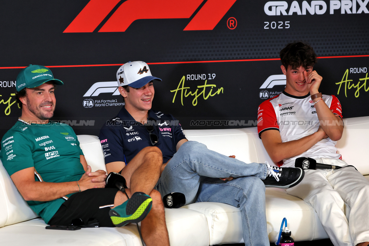 GP USA, (L to R): Fernando Alonso (ESP) Aston Martin F1 Team; Franco Colapinto (ARG) Alpine F1 Team; e Oliver Bearman (GBR) Haas F1 Team, in the FIA Press Conference.
16.10.2025. Formula 1 World Championship, Rd 19, United States Grand Prix, Austin, Texas, USA, Preparation Day.
- www.xpbimages.com, EMail: requests@xpbimages.com © Copyright: Rew / XPB Images