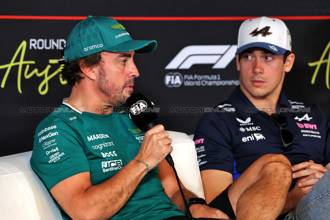GP USA, (L to R): Fernando Alonso (ESP) Aston Martin F1 Team with Franco Colapinto (ARG) Alpine F1 Team in the FIA Press Conference.
16.10.2025. Formula 1 World Championship, Rd 19, United States Grand Prix, Austin, Texas, USA, Preparation Day.
- www.xpbimages.com, EMail: requests@xpbimages.com © Copyright: Rew / XPB Images