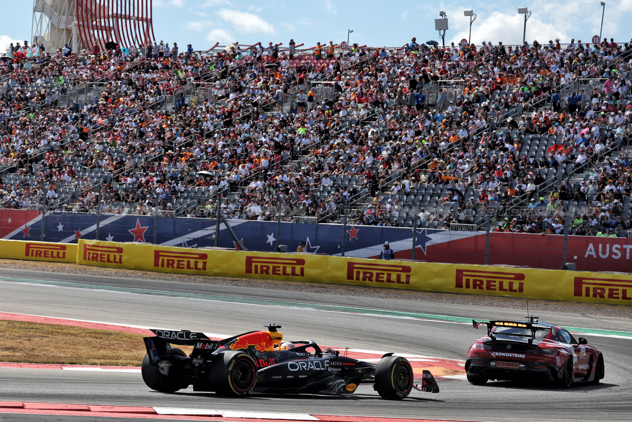 GP USA, Max Verstappen (NLD) Red Bull Racing RB21 davanti a behind the Mercedes FIA Safety Car.
18.10.2025. Formula 1 World Championship, Rd 19, United States Grand Prix, Austin, Texas, USA, Sprint e Qualifiche Day.
- www.xpbimages.com, EMail: requests@xpbimages.com © Copyright: Bearne / XPB Images