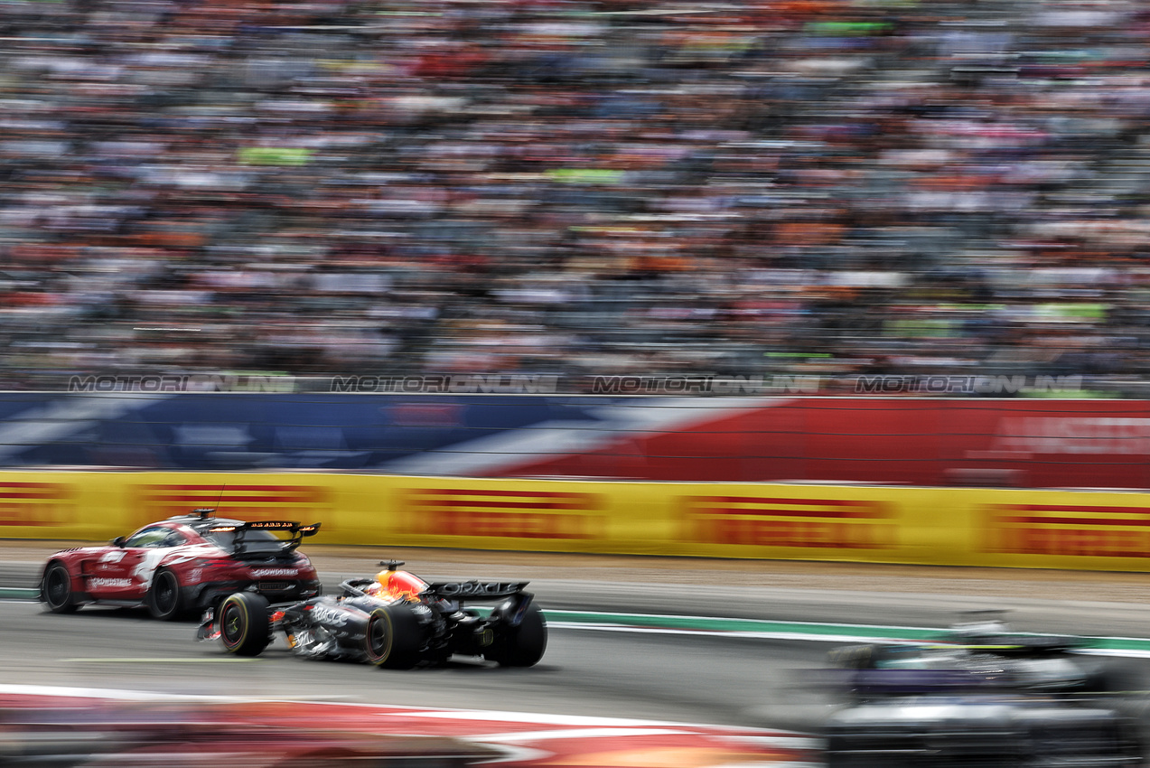 GP USA, Max Verstappen (NLD) Red Bull Racing RB21 davanti a behind the Mercedes FIA Safety Car.
18.10.2025. Formula 1 World Championship, Rd 19, United States Grand Prix, Austin, Texas, USA, Sprint e Qualifiche Day.
- www.xpbimages.com, EMail: requests@xpbimages.com © Copyright: Bearne / XPB Images
