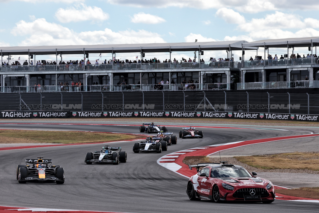 GP USA, Max Verstappen (NLD) Red Bull Racing RB21 davanti a behind the Mercedes FIA Safety Car.
18.10.2025. Formula 1 World Championship, Rd 19, United States Grand Prix, Austin, Texas, USA, Sprint e Qualifiche Day.
- www.xpbimages.com, EMail: requests@xpbimages.com © Copyright: Bearne / XPB Images