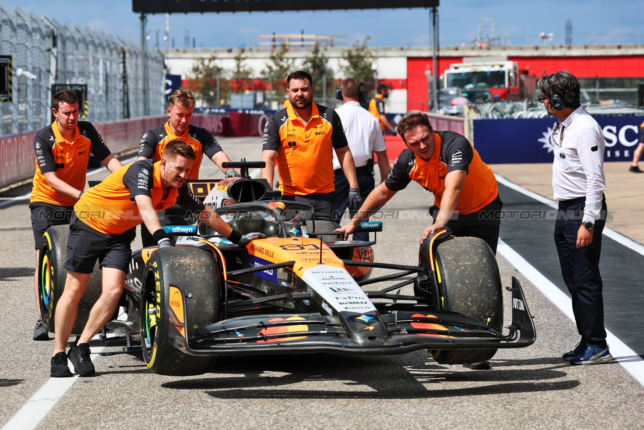 GP USA, The McLaren MCL39 of Oscar Piastri (AUS) is recovered back to the pits.
18.10.2025. Formula 1 World Championship, Rd 19, United States Grand Prix, Austin, Texas, USA, Sprint e Qualifiche Day.
- www.xpbimages.com, EMail: requests@xpbimages.com © Copyright: Batchelor / XPB Images