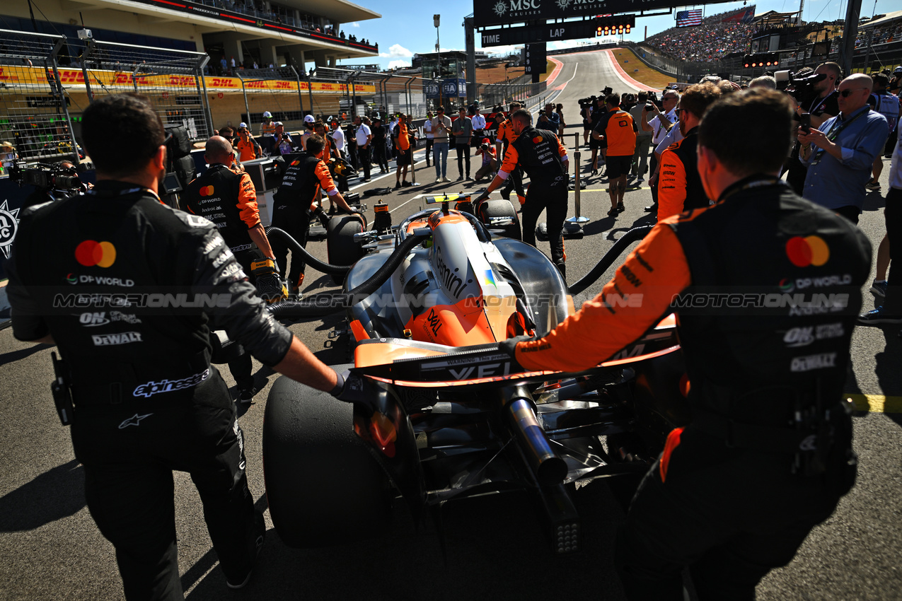 GP USA, Lando Norris (GBR) McLaren MCL39 on the grid.
18.10.2025. Formula 1 World Championship, Rd 19, United States Grand Prix, Austin, Texas, USA, Sprint e Qualifiche Day.
- www.xpbimages.com, EMail: requests@xpbimages.com © Copyright: Price / XPB Images