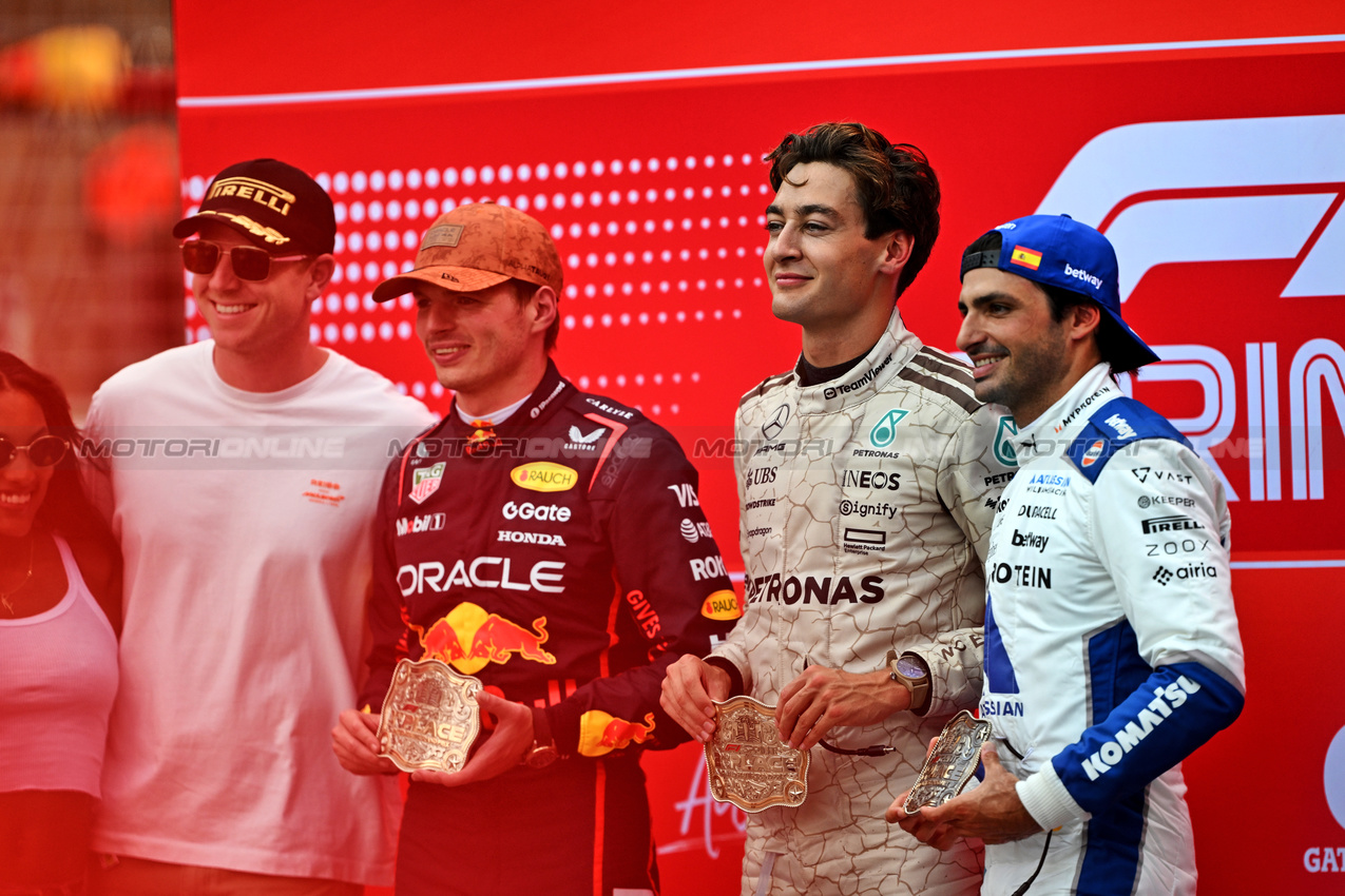 GP USA, Sprint parc ferme (L to R): Tara Davis-Woodhall (USA) Athlete; Hunter Davis-Woodhall (USA) Athlete; Max Verstappen (NLD) Red Bull Racing, winner; George Russell (GBR) Mercedes AMG F1, second; Carlos Sainz (ESP) Atlassian Williams Racing, third.
18.10.2025. Formula 1 World Championship, Rd 19, United States Grand Prix, Austin, Texas, USA, Sprint e Qualifiche Day.
- www.xpbimages.com, EMail: requests@xpbimages.com © Copyright: Price / XPB Images