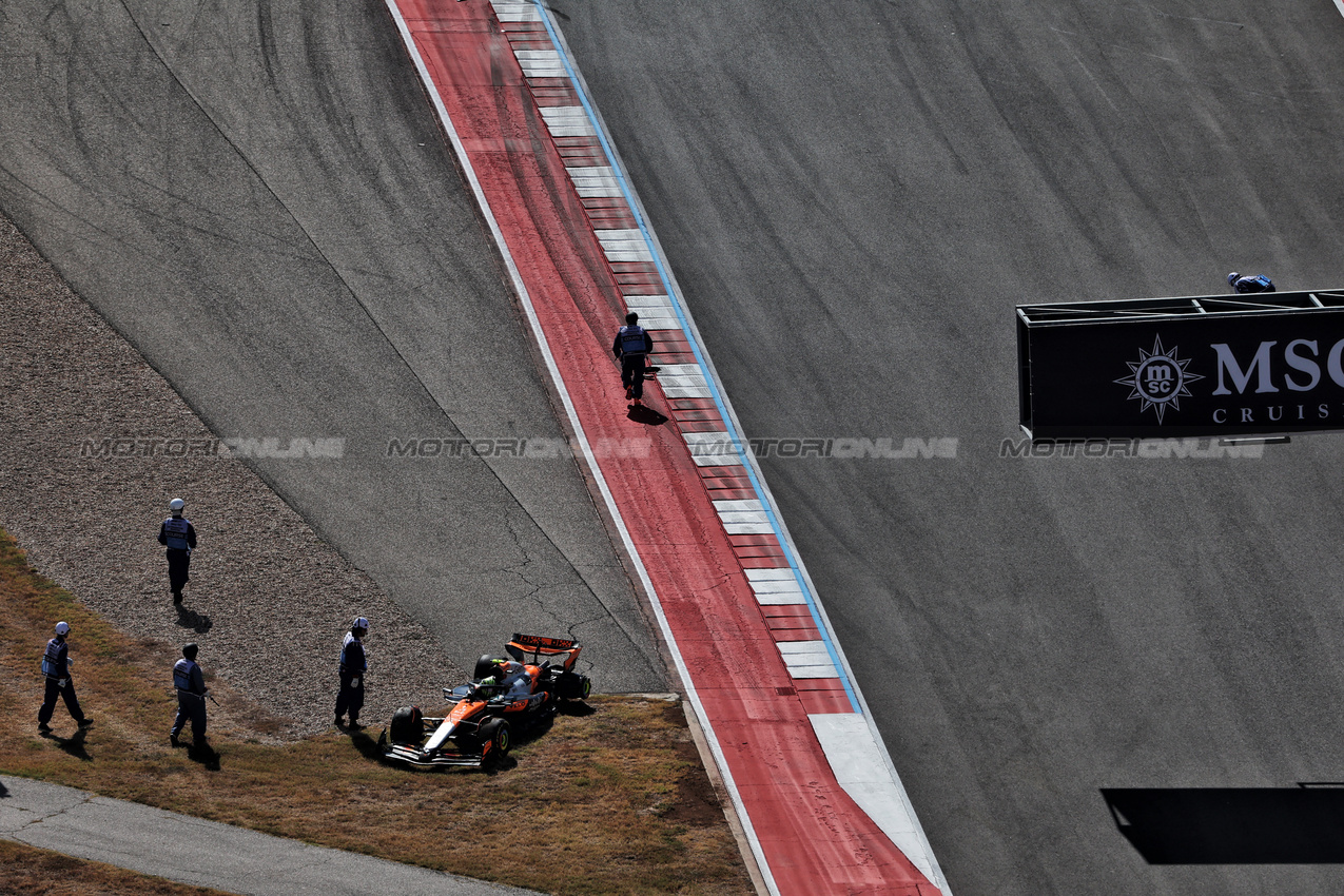 GP USA, Lando Norris (GBR) McLaren MCL39 crashed out at the partenza of the race.
18.10.2025. Formula 1 World Championship, Rd 19, United States Grand Prix, Austin, Texas, USA, Sprint e Qualifiche Day.
- www.xpbimages.com, EMail: requests@xpbimages.com © Copyright: Rew / XPB Images