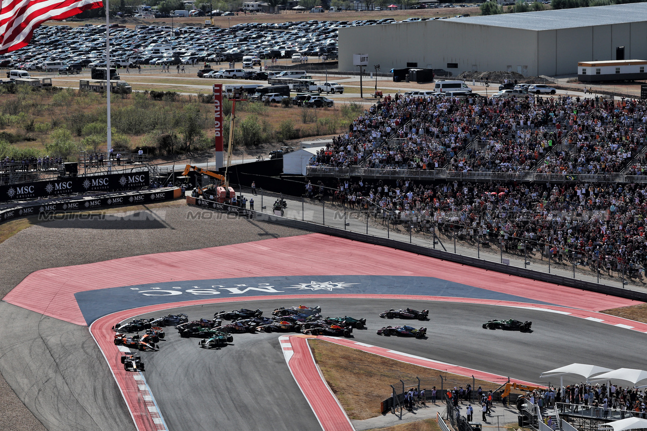 GP USA, Max Verstappen (NLD) Red Bull Racing RB21 davanti a at the partenza of the race as Nico Hulkenberg (GER) Sauber C45 crashes with Oscar Piastri (AUS) McLaren MCL39 e Lando Norris (GBR) McLaren MCL39.
18.10.2025. Formula 1 World Championship, Rd 19, United States Grand Prix, Austin, Texas, USA, Sprint e Qualifiche Day.
- www.xpbimages.com, EMail: requests@xpbimages.com © Copyright: Rew / XPB Images