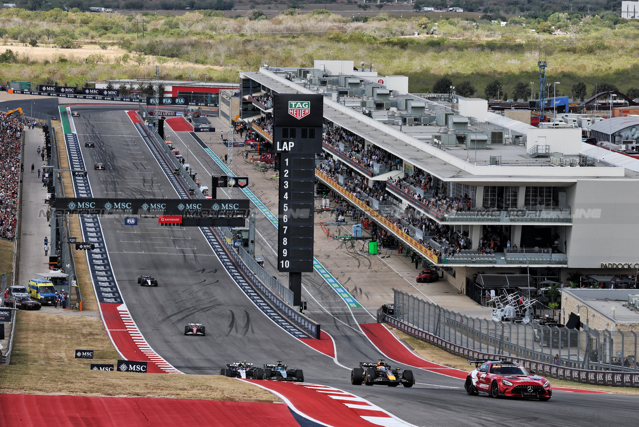 GP USA, Max Verstappen (NLD) Red Bull Racing RB21 davanti a behind the Mercedes FIA Safety Car.
18.10.2025. Formula 1 World Championship, Rd 19, United States Grand Prix, Austin, Texas, USA, Sprint e Qualifiche Day.
- www.xpbimages.com, EMail: requests@xpbimages.com © Copyright: Moy / XPB Images