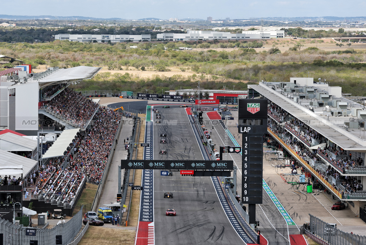 GP USA, Max Verstappen (NLD) Red Bull Racing RB21 davanti a behind the Mercedes FIA Safety Car.

18.10.2025. Formula 1 World Championship, Rd 19, United States Grand Prix, Austin, Texas, USA, Sprint e Qualifiche Day.

- www.xpbimages.com, EMail: requests@xpbimages.com © Copyright: Moy / XPB Images