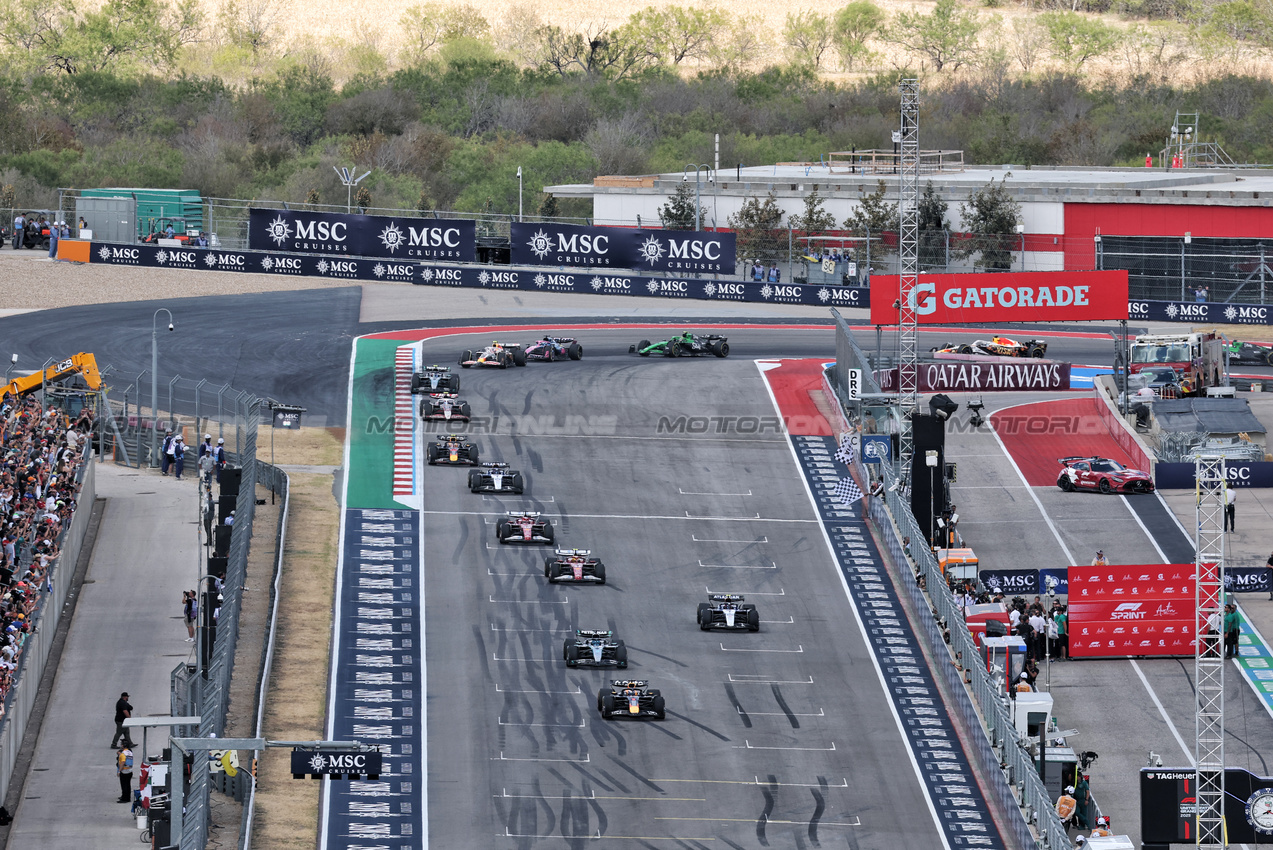 GP USA, Gara winner Max Verstappen (NLD) Red Bull Racing RB21 takes the chequered flag at the end of the race.
18.10.2025. Formula 1 World Championship, Rd 19, United States Grand Prix, Austin, Texas, USA, Sprint e Qualifiche Day.
- www.xpbimages.com, EMail: requests@xpbimages.com © Copyright: Moy / XPB Images