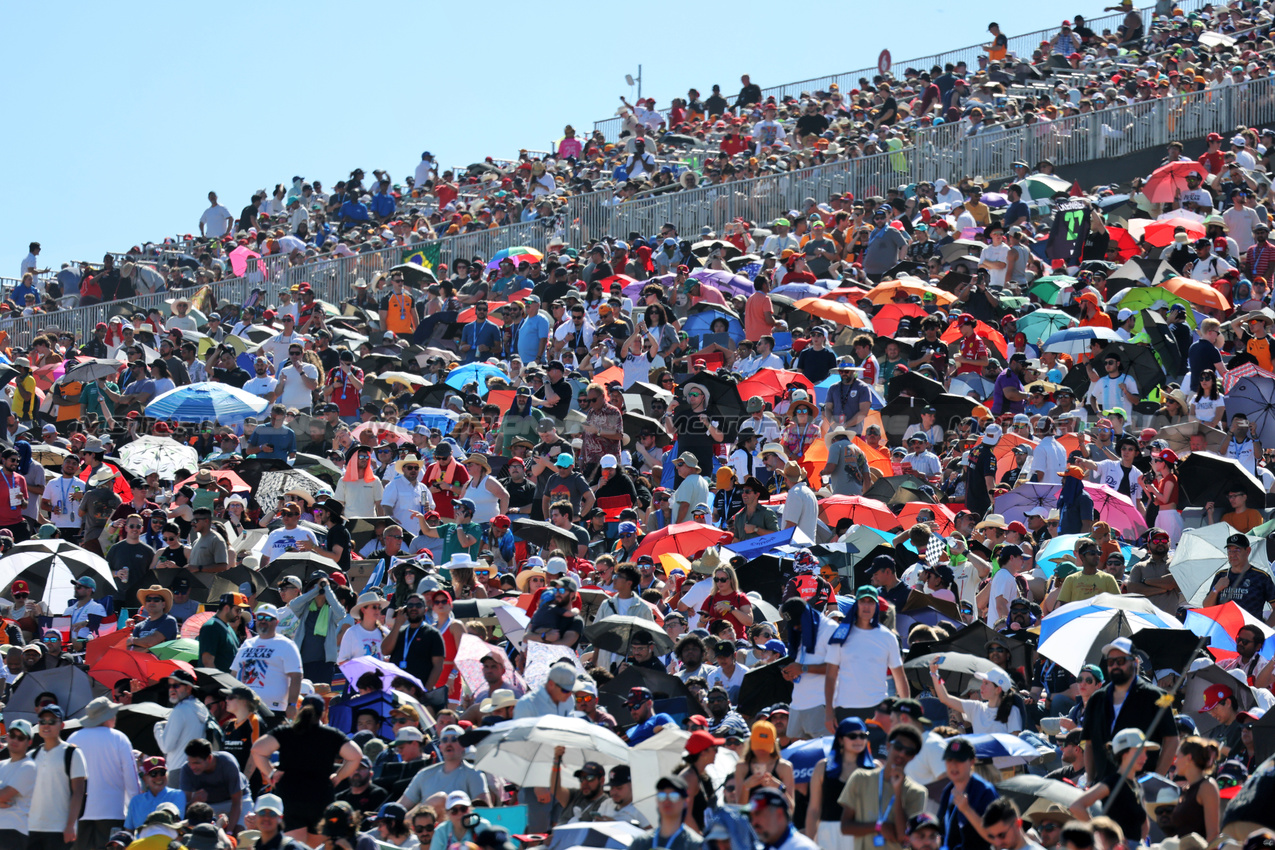 GP USA, Circuit Atmosfera - fans in the grandstand.

18.10.2025. Formula 1 World Championship, Rd 19, United States Grand Prix, Austin, Texas, USA, Sprint e Qualifiche Day.

- www.xpbimages.com, EMail: requests@xpbimages.com © Copyright: Moy / XPB Images