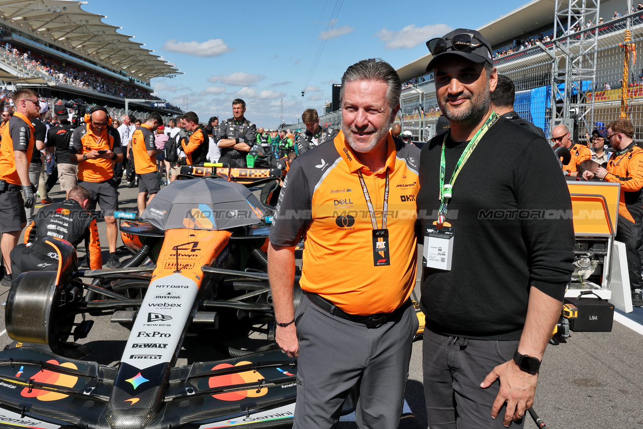 GP USA, Zak Brown (USA) McLaren Executive Director with a guest on the grid.
18.10.2025. Formula 1 World Championship, Rd 19, United States Grand Prix, Austin, Texas, USA, Sprint e Qualifiche Day.
- www.xpbimages.com, EMail: requests@xpbimages.com © Copyright: Moy / XPB Images