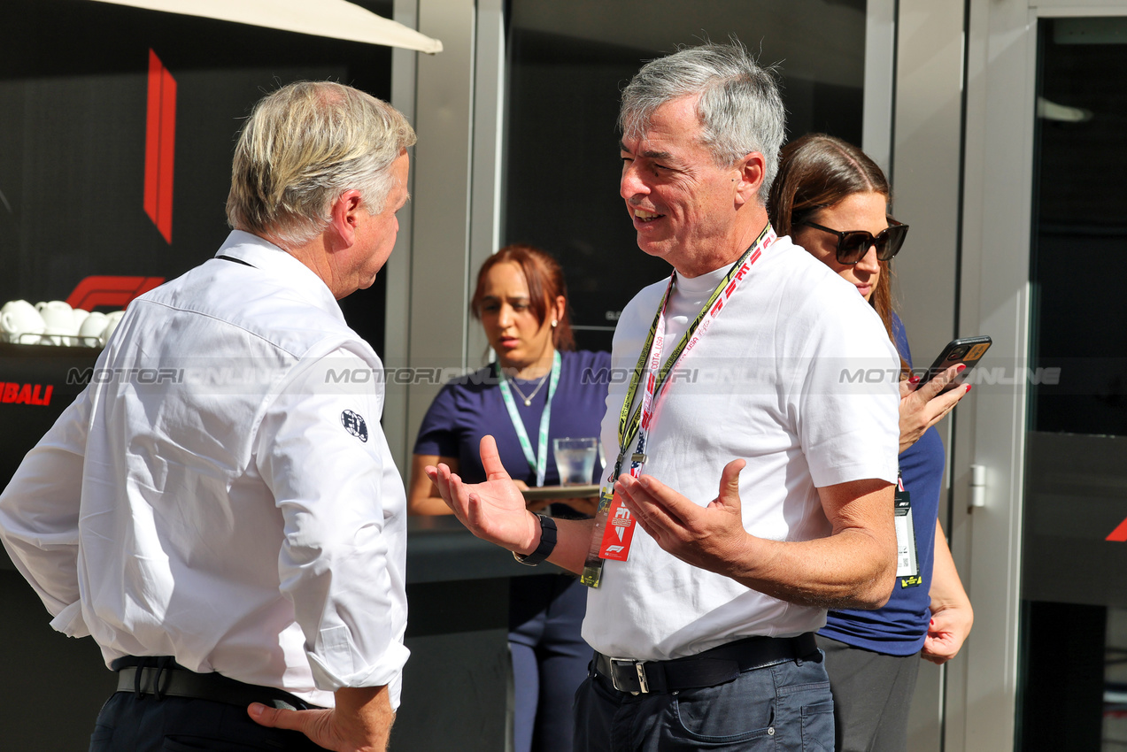 GP USA, (L to R): Cameron Kelleher (GBR) FIA Director of Presidential e Formula One Communications with Eddy Cue (USA) Apple Senior Vice President of Services.

18.10.2025. Formula 1 World Championship, Rd 19, United States Grand Prix, Austin, Texas, USA, Sprint e Qualifiche Day.

- www.xpbimages.com, EMail: requests@xpbimages.com © Copyright: Moy / XPB Images