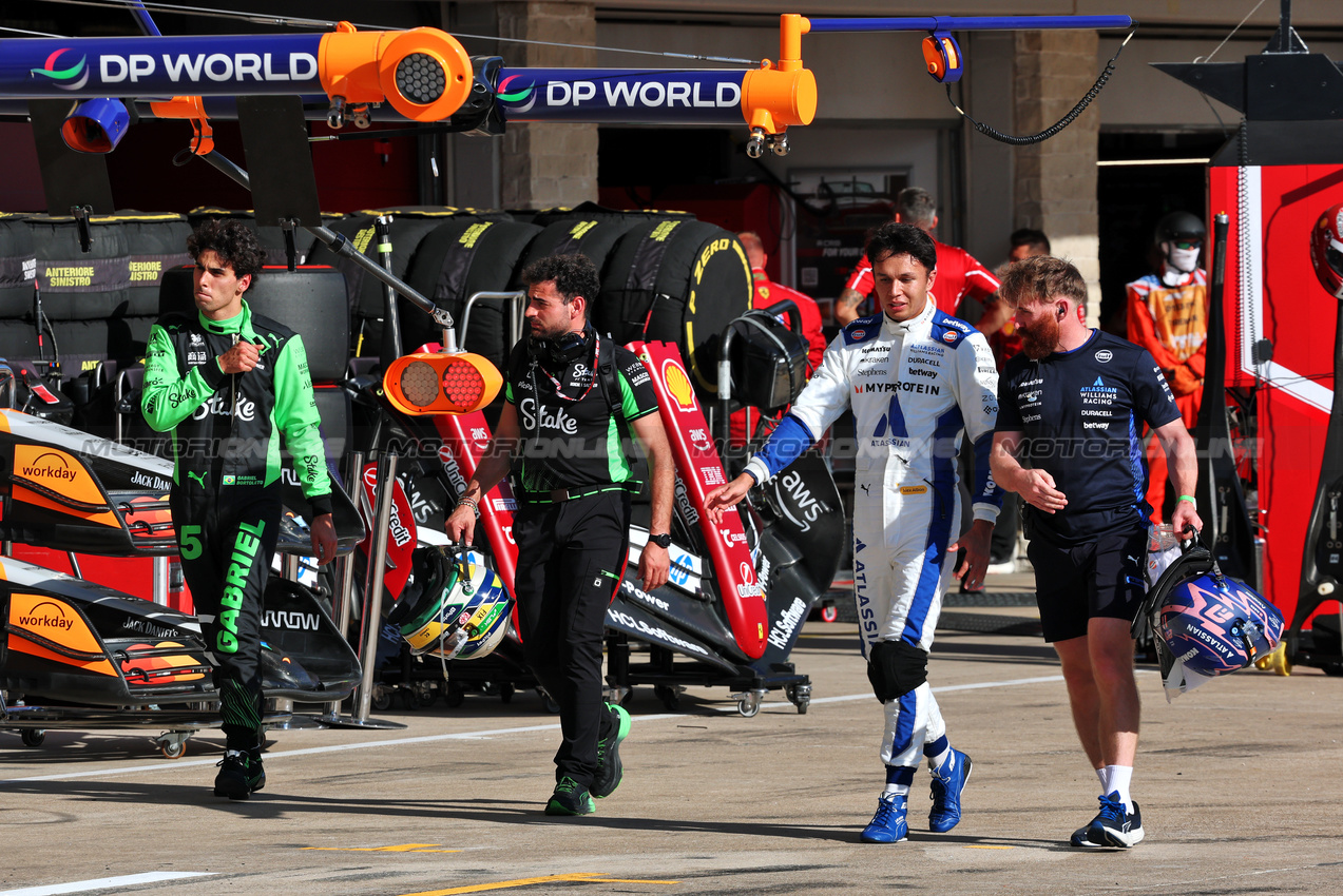 GP USA, (L to R): Gabriel Bortoleto (BRA) Sauber e Isack Hadjar (FRA) Racing Bulls.
18.10.2025. Formula 1 World Championship, Rd 19, United States Grand Prix, Austin, Texas, USA, Sprint e Qualifiche Day.
- www.xpbimages.com, EMail: requests@xpbimages.com © Copyright: Batchelor / XPB Images
