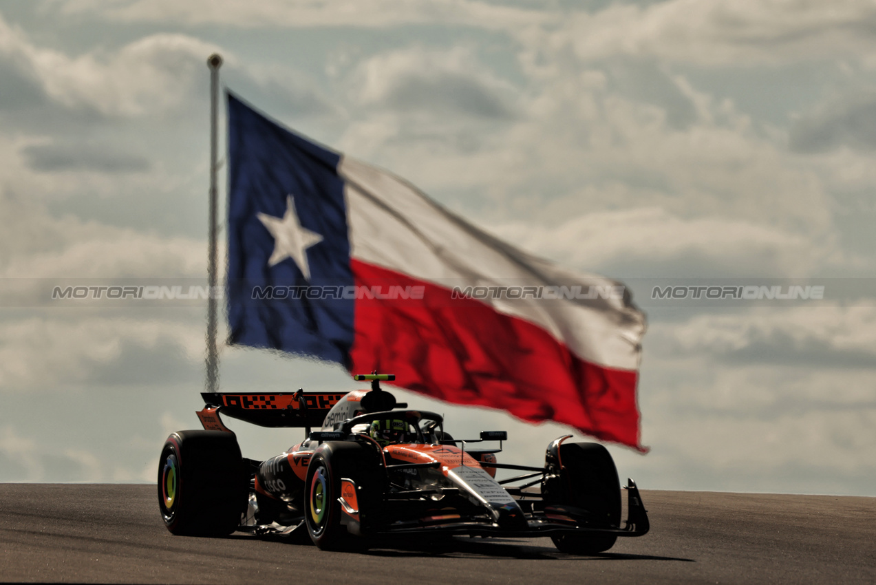 GP USA, Lando Norris (GBR) McLaren MCL39.

18.10.2025. Formula 1 World Championship, Rd 19, United States Grand Prix, Austin, Texas, USA, Sprint e Qualifiche Day.

 - www.xpbimages.com, EMail: requests@xpbimages.com © Copyright: Rew / XPB Images