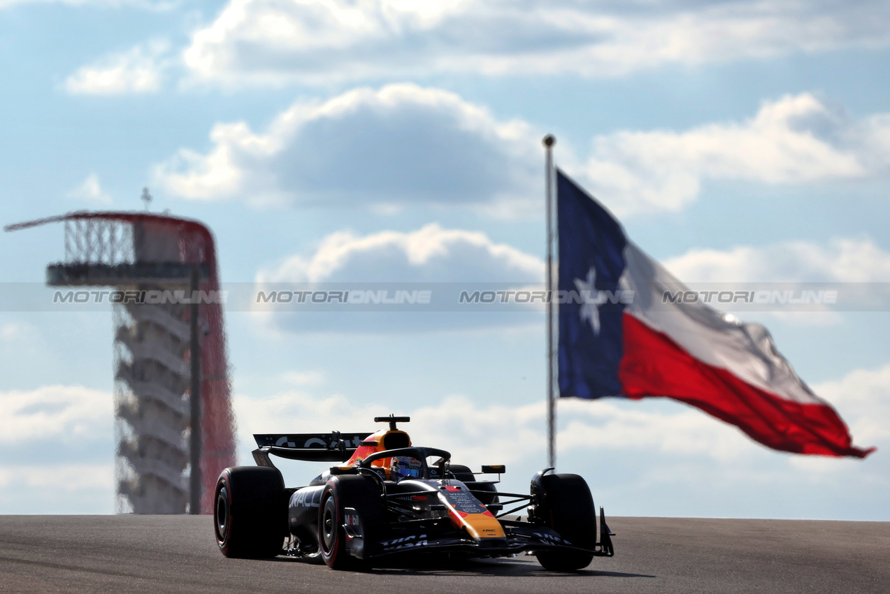 GP USA, Max Verstappen (NLD) Red Bull Racing RB21.
18.10.2025. Formula 1 World Championship, Rd 19, United States Grand Prix, Austin, Texas, USA, Sprint e Qualifiche Day.
- www.xpbimages.com, EMail: requests@xpbimages.com © Copyright: Rew / XPB Images