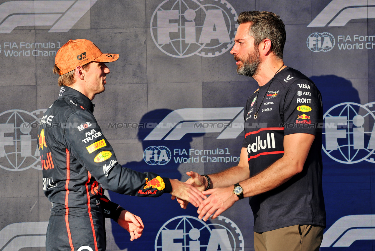 GP USA, (L to R): Max Verstappen (NLD) Red Bull Racing receives the Pirelli Pole Position Award from Zachary Levi (USA) Actor in qualifying parc ferme.

18.10.2025. Formula 1 World Championship, Rd 19, United States Grand Prix, Austin, Texas, USA, Sprint e Qualifiche Day.

- www.xpbimages.com, EMail: requests@xpbimages.com © Copyright: Batchelor / XPB Images