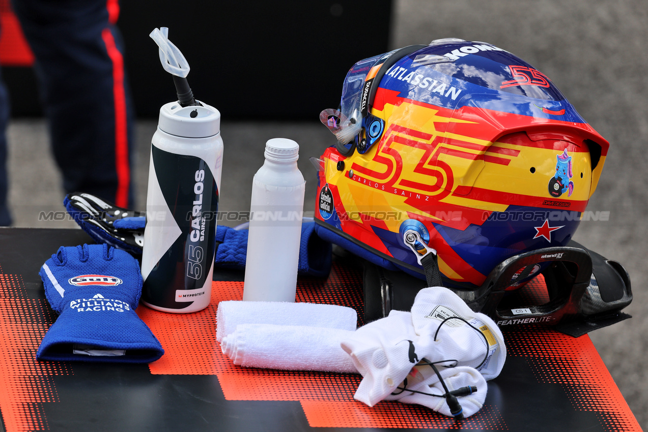 GP USA, Third placed helmet of Carlos Sainz (ESP) Atlassian Williams Racing in Sprint parc ferme.

18.10.2025. Formula 1 World Championship, Rd 19, United States Grand Prix, Austin, Texas, USA, Sprint e Qualifiche Day.

- www.xpbimages.com, EMail: requests@xpbimages.com © Copyright: Batchelor / XPB Images