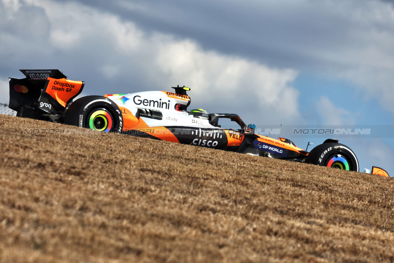 GP USA, Lando Norris (GBR) McLaren MCL39.

17.10.2025. Formula 1 World Championship, Rd 19, United States Grand Prix, Austin, Texas, USA, Sprint Qualifiche Day

- www.xpbimages.com, EMail: requests@xpbimages.com © Copyright: Bearne / XPB Images