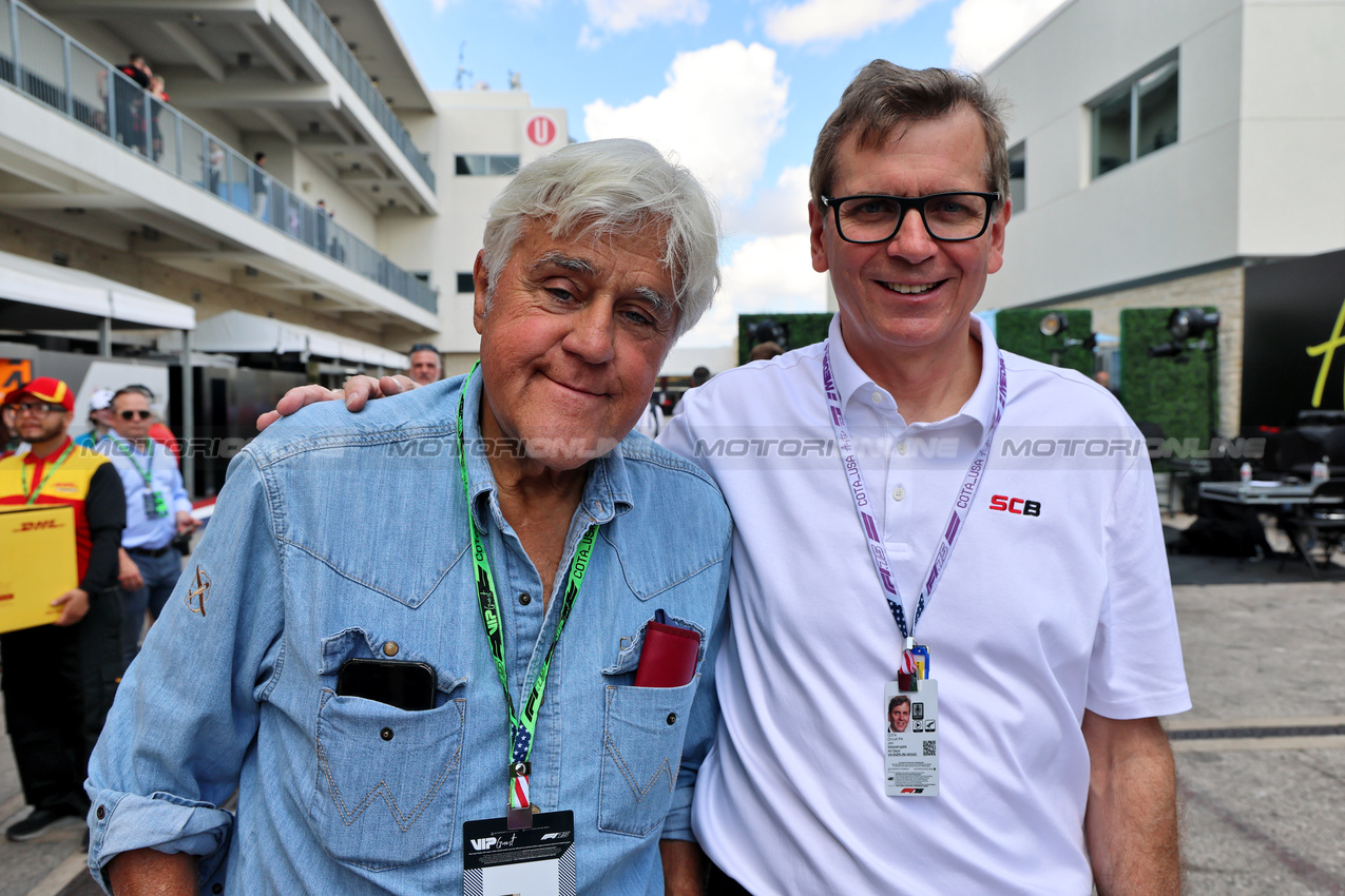 GP USA, (L to R): Jay Leno (USA) Television Host with Jon Massengale (USA) COTA Circuit PA.

17.10.2025. Formula 1 World Championship, Rd 19, United States Grand Prix, Austin, Texas, USA, Sprint Qualifiche Day

- www.xpbimages.com, EMail: requests@xpbimages.com © Copyright: Batchelor / XPB Images