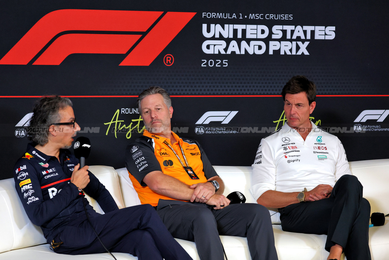 GP USA, (L to R): Laurent Mekies (FRA) Red Bull Racing Team Principal e CEO; Zak Brown (USA) McLaren Executive Director; e Toto Wolff (GER) Mercedes AMG F1 Shareholder e Executive Director, in the FIA Press Conference.
17.10.2025. Formula 1 World Championship, Rd 19, United States Grand Prix, Austin, Texas, USA, Sprint Qualifiche Day
- www.xpbimages.com, EMail: requests@xpbimages.com © Copyright: Moy / XPB Images