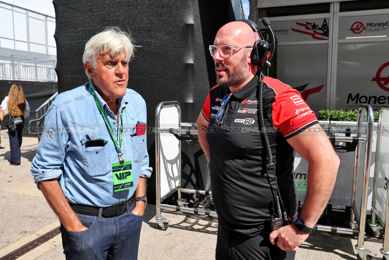 GP USA, (L to R): Jay Leno (USA) Television Host with Stuart Morrison (GBR) Haas F1 Team Head of Communications.
17.10.2025. Formula 1 World Championship, Rd 19, United States Grand Prix, Austin, Texas, USA, Sprint Qualifiche Day
- www.xpbimages.com, EMail: requests@xpbimages.com © Copyright: Batchelor / XPB Images