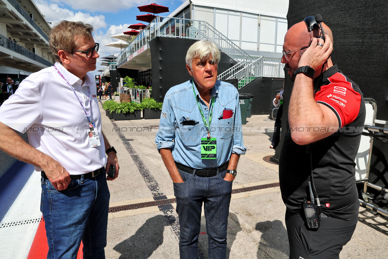 GP USA, (L to R): Jon Massengale (USA) COTA Circuit PA, with Jay Leno (USA) Television Host, e Stuart Morrison (GBR) Haas F1 Team Head of Communications.
17.10.2025. Formula 1 World Championship, Rd 19, United States Grand Prix, Austin, Texas, USA, Sprint Qualifiche Day
- www.xpbimages.com, EMail: requests@xpbimages.com © Copyright: Batchelor / XPB Images