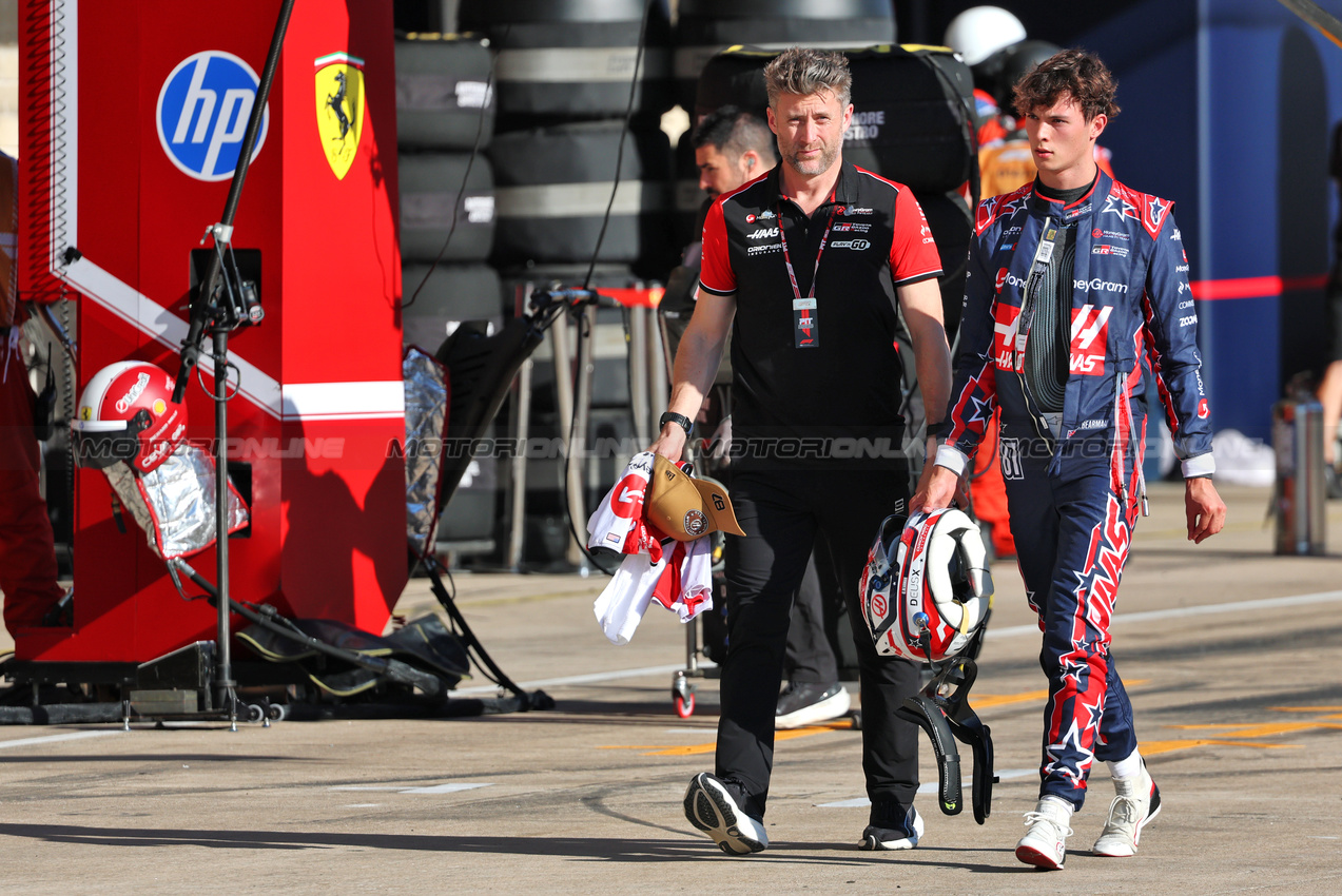 GP USA, (L to R): Martin Poole (GBR) Haas F1 Team Personal Trainer with Oliver Bearman (GBR) Haas F1 Team.

17.10.2025. Formula 1 World Championship, Rd 19, United States Grand Prix, Austin, Texas, USA, Sprint Qualifiche Day

- www.xpbimages.com, EMail: requests@xpbimages.com © Copyright: Batchelor / XPB Images