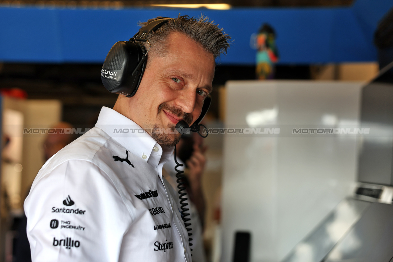 GP USA, Gaetan Jego (FRA) Atlassian Williams Racing Gara Engineer.
17.10.2025. Formula 1 World Championship, Rd 19, United States Grand Prix, Austin, Texas, USA, Sprint Qualifiche Day
- www.xpbimages.com, EMail: requests@xpbimages.com © Copyright: Bearne / XPB Images