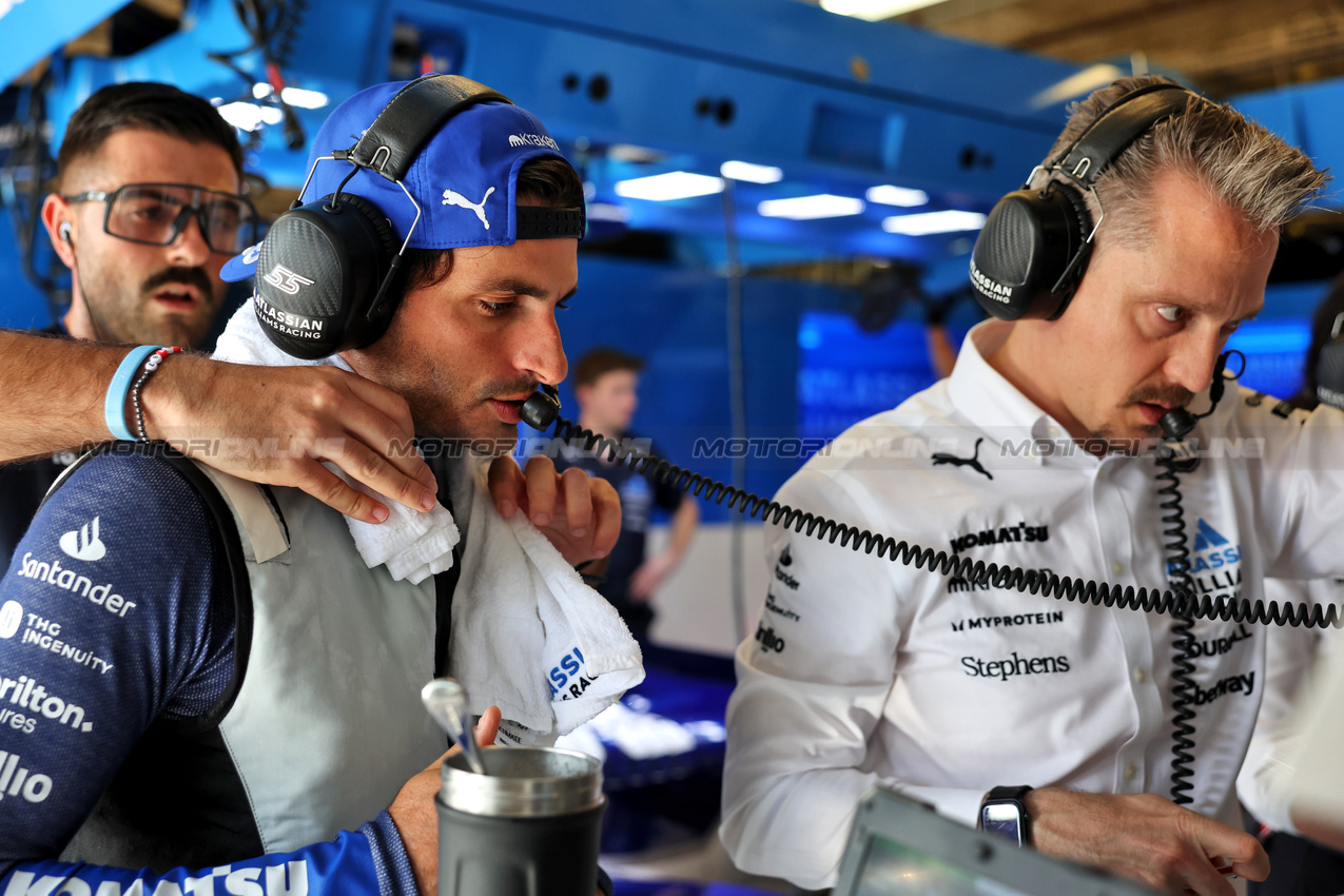 GP USA, (L to R): Carlos Sainz (ESP) Atlassian Williams Racing with Gaetan Jego (FRA) Atlassian Williams Racing Gara Engineer.
17.10.2025. Formula 1 World Championship, Rd 19, United States Grand Prix, Austin, Texas, USA, Sprint Qualifiche Day
- www.xpbimages.com, EMail: requests@xpbimages.com © Copyright: Bearne / XPB Images